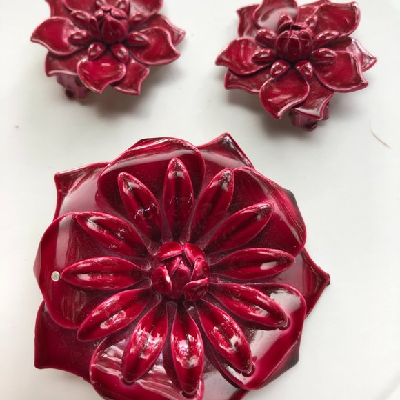 Vintage Metal Layered Flower Brooch and Ear Clips Red 2 1/4" x 2 1/4" + 1.5" Set - Picture 6 of 8